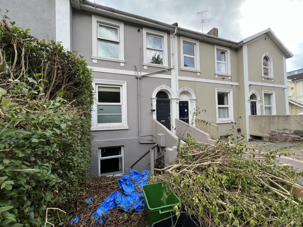 Lot: 142 - FREEHOLD INVESTMENT WITH TWO VACANT FLATS FOR UPDATING -